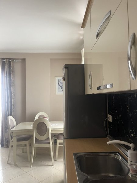 Tirane, jepet me qera apartament 1+1 Kati 2, 400 € (fresku)