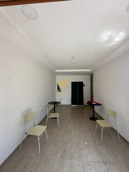 Tirane, jepet me qera ambjent biznesi Kati 0, 17 m² 300 € (ISH FUSHA E AVIACIONIT)