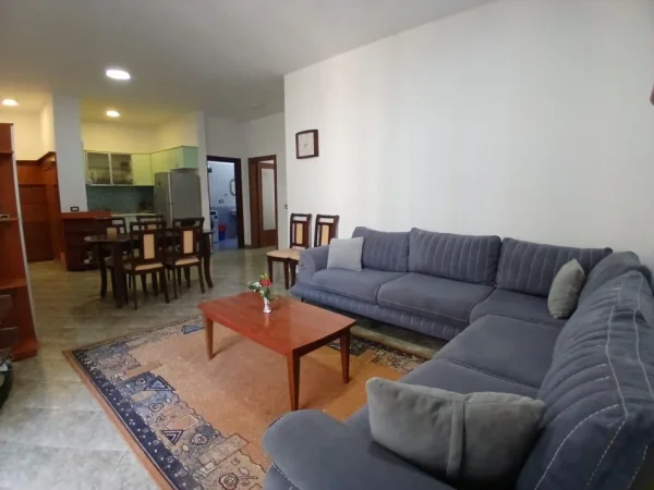 Tirane, jepet me qera apartament 2+1 Kati 3, 650 € (kodra e diellit)
