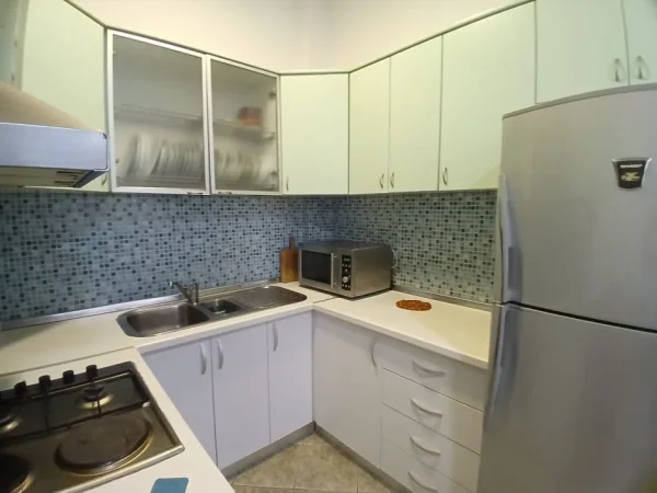 Tirane, jepet me qera apartament 2+1 Kati 3, 650 € (kodra e diellit)