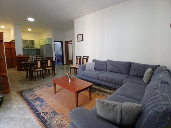 Tirane, jepet me qera apartament 3+1 Kati 3, 650 € (kodra e diellit)