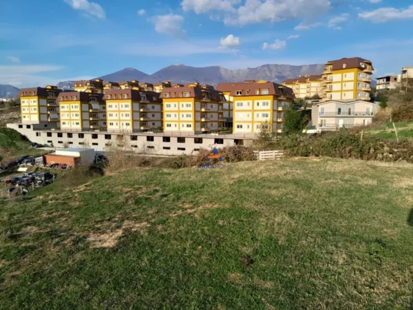 Tirane, shitet toke , 1.000 m² 160.000 € (FARKE)