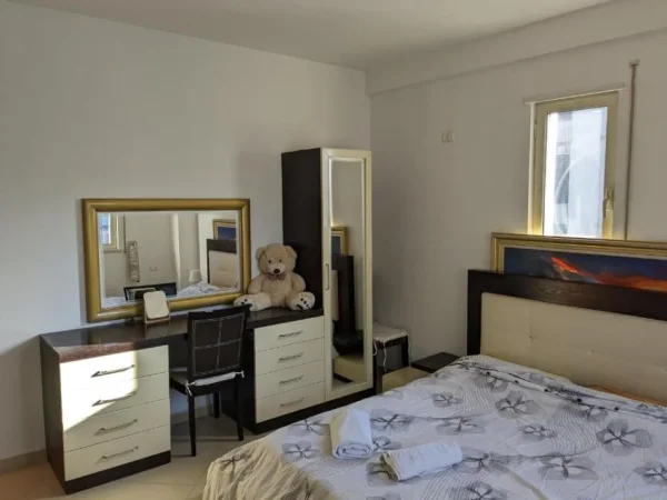 Tirane, jepet me qera apartament 2+1 Kati 5, 105 m² 600 € (21 dhjetori , pallatet e Tan Dulakut)