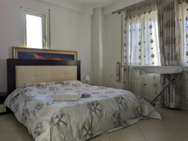 Tirane, jepet me qera apartament 2+1 Kati 5, 105 m² 600 € (21 dhjetori , pallatet e Tan Dulakut)