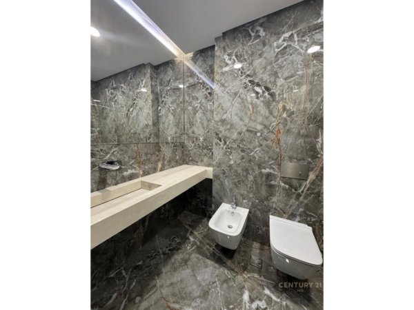 Shqiperi, jepet me qera zyre Kati 9, 100 m² 1.400 € (PRANE SKY TOWER)