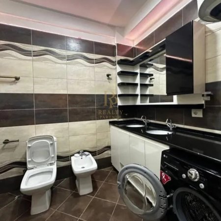 Tirane, jepet me qera apartament 3+1+Ballkon Kati 2, 115 m² 700 € (Bulevardi i Ri)