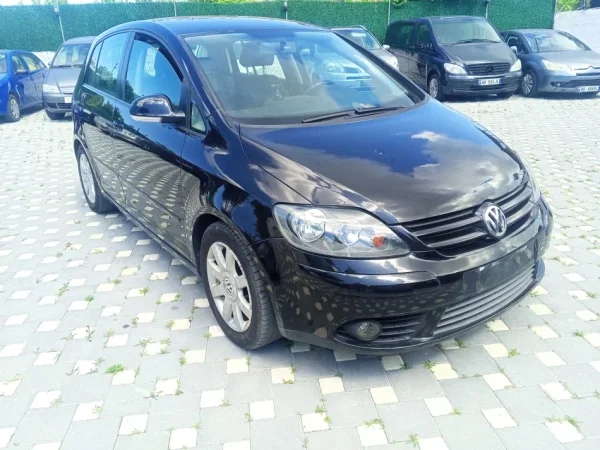 Durres, shes makine GOLF V PLUS Nafte, e zeze manuale Klima 200.000 km 3.700 €