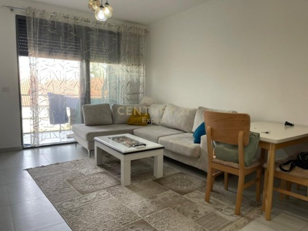 Tirane, jepet me qera apartament 2+1 Kati 1, 89 m² 600 € 