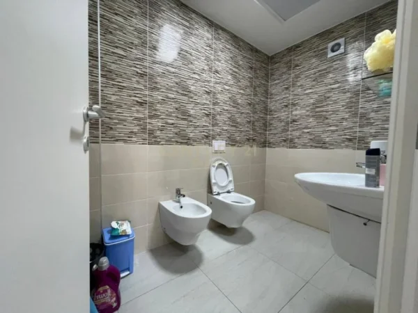 Tirane, jepet me qera apartament 2+1 Kati 1, 80 m² 600 € 