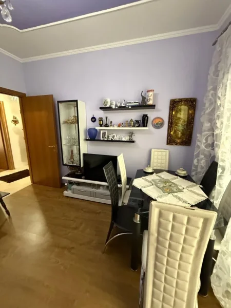Tirane, jepet me qera apartament 2+1 Kati 4, 100 m² 600 € (MBIKALIMI KOMUNES)