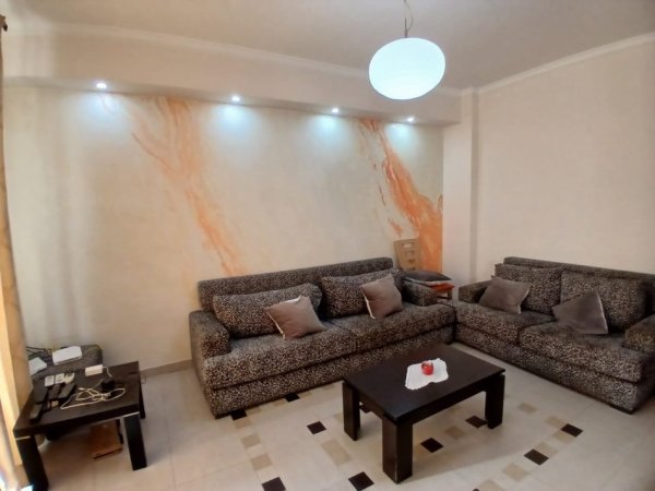 Tirane, jepet me qera apartament 1+1+Aneks+Ballkon Kati 4, 70 m² 500 € (blloku)
