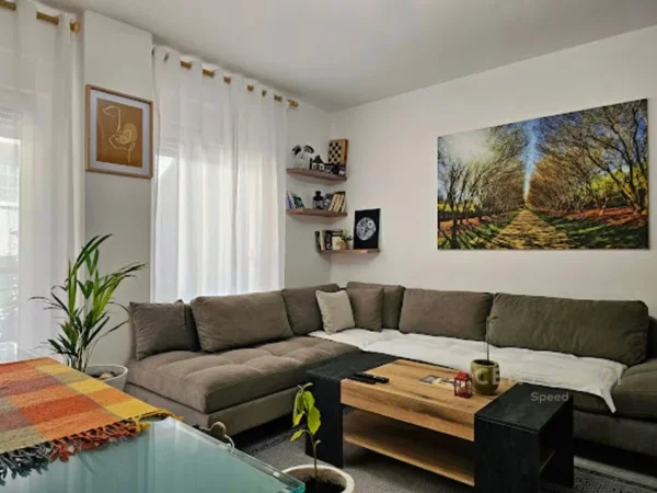 Tirane, jepet me qera apartament 2+1+Aneks+Ballkon Kati 3, 120 m² 650 € 