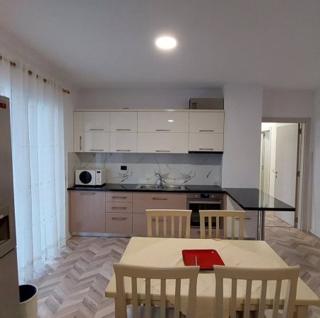 Tirane, jepet me qera apartament 2+1+Ballkon Kati 4, 115 m² 500 € 