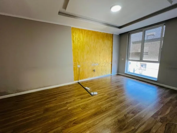 Tirane, jap me qera ambjent biznesi Kati 3, 122 m² 1.000 € 