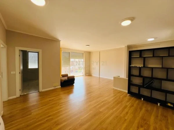 Tirane, jap me qera ambjent biznesi Kati 3, 122 m² 1.000 € 