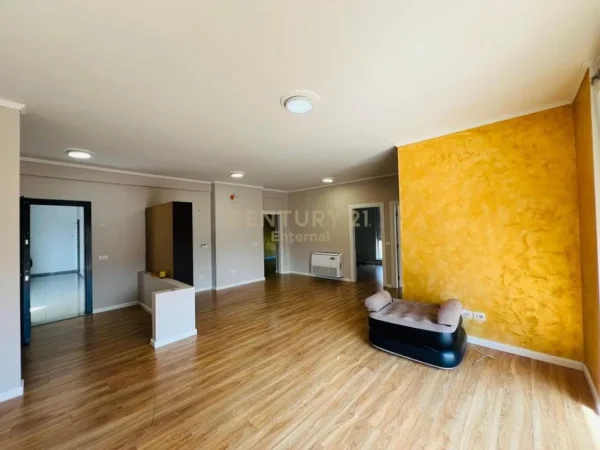 Tirane, jap me qera ambjent biznesi Kati 3, 122 m² 1.000 € 