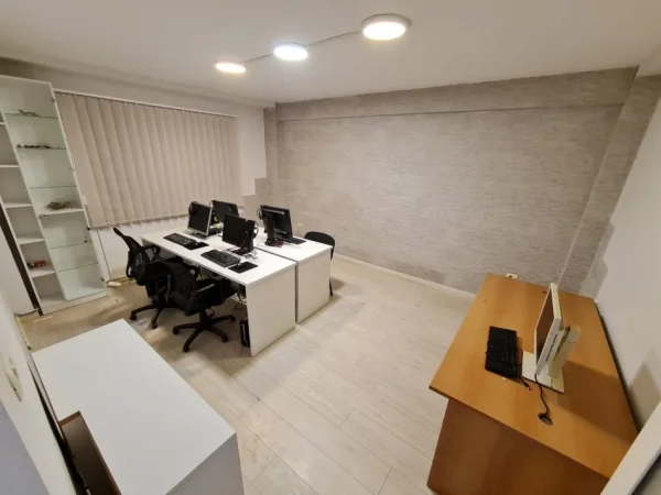 Tirane, jepet me qera apartament 2+1+Ballkon Kati 1, 123 m² 850 € 