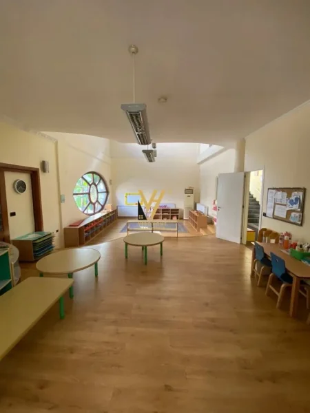 Tirane, jepet me qera Vile 3 Katshe Kati 0, 710 m² 5.000 € (KOMUNA E PARISIT)