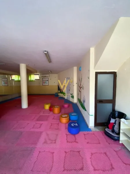 Tirane, jepet me qera Vile 3 Katshe Kati 0, 710 m² 5.000 € (KOMUNA E PARISIT)