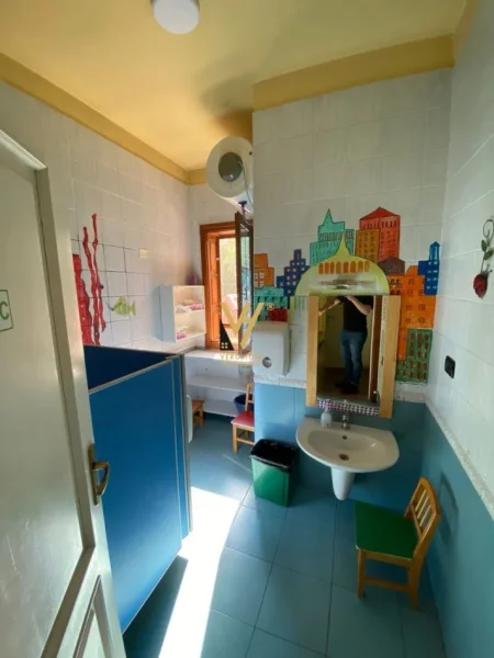 Tirane, jepet me qera Vile 3 Katshe Kati 0, 710 m² 5.000 € (KOMUNA E PARISIT)