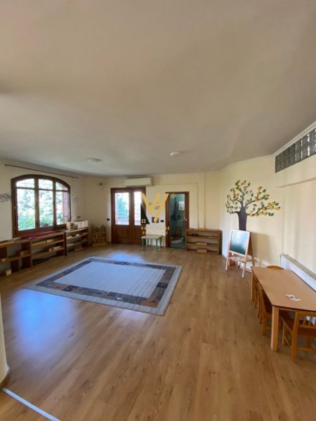 Tirane, jepet me qera Vile 3 Katshe Kati 0, 710 m² 5.000 € (KOMUNA E PARISIT)