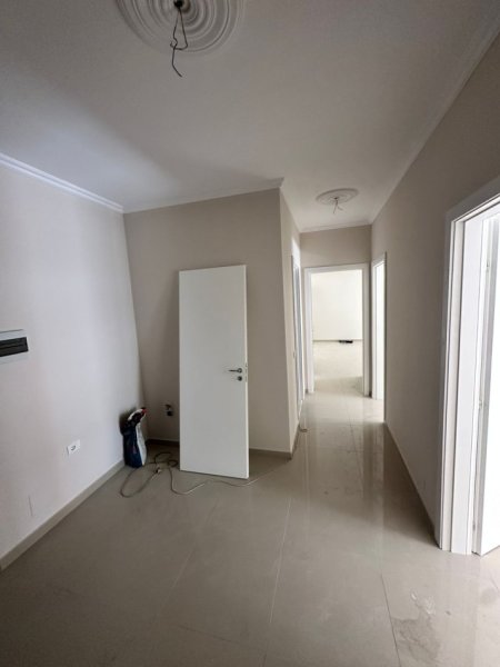 Tirane, jepet me qera apartament 2+1 Kati 2, 108 m² 350 € (Kamez, Raiffaisen Bank)