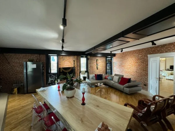 Tirane, shitet 2+1 , 203 m² 