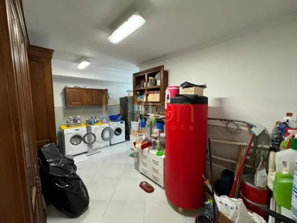 Tirane, shitet 2+1 , 203 m² 