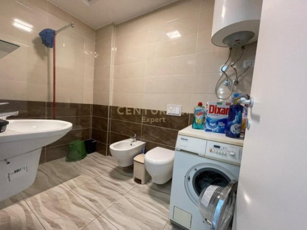 Tirane, jepet me qera apartament 1+1 Kati 1, 89 m² 600 € (FORE DI BOSKO)