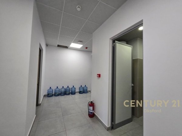 Tirane, jepet me qera ambjent biznesi Kati 0, 1.340 m² 15.000 € (PRANE DELIJORGJIT)