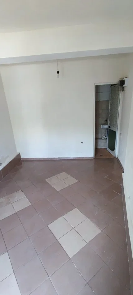 Tirane, jepet me qera ambjent biznesi , 20 m² 300 € 