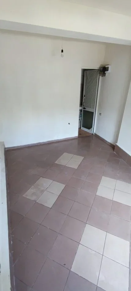Tirane, jepet me qera ambjent biznesi , 20 m² 300 € 