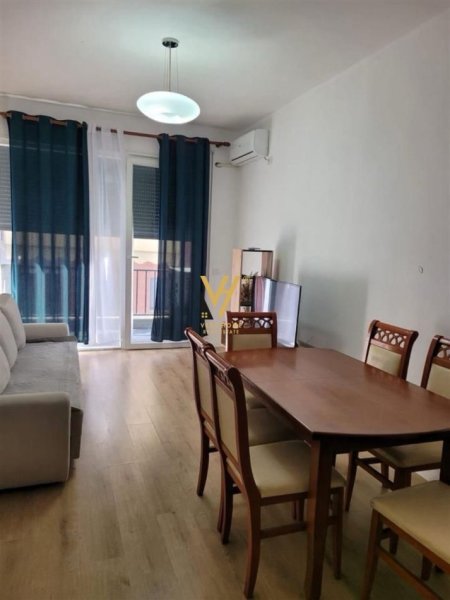 Tirane, jepet me qera apartament 1+1+Ballkon Kati 4, 65 m² 400 € (5 MAJI)