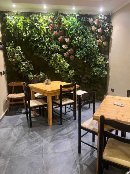 JEPET ME QERA SUPER AMBIENT PER LOKAL TEK MINE PEZA NE QENDER TE TIRANES. Kati 0, 150 m² 1.200 €