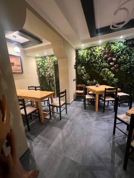 JEPET ME QERA SUPER AMBIENT PER LOKAL TEK MINE PEZA NE QENDER TE TIRANES. Kati 0, 150 m² 1.200 €