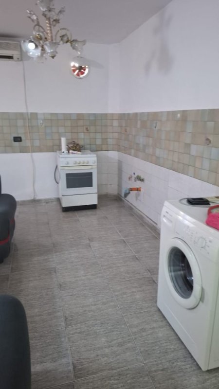 Tirane, jepet me qera shtepi 1+1 Kati 1, 60 m² 400 € (Ali Demi)