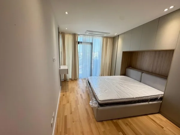 Tirane, jepet me qera apartament 2+1 Kati 5, 130 m² 2.200 € (Lake View)