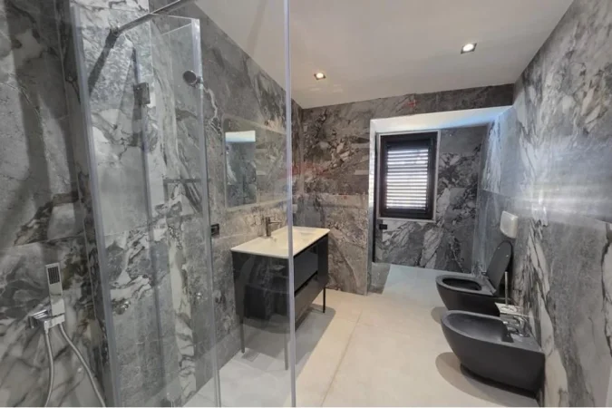 Tirane, jepet me qera apartament+verande | Penthouse Kati 7, 330 m² 2.500 € (Liqeni i Tiranes)