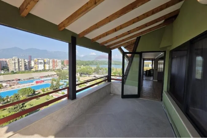 Tirane, jepet me qera apartament+verande | Penthouse Kati 7, 330 m² 2.500 € (Liqeni i Tiranes)