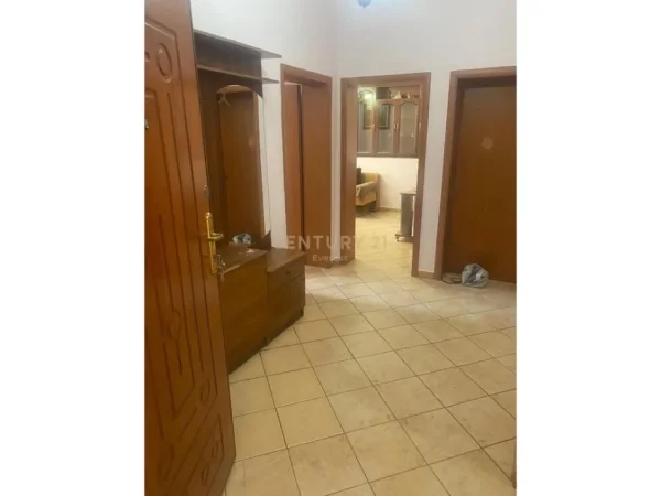 Tirane, jepet me qera apartament 2+1 Kati 3, 550 € 