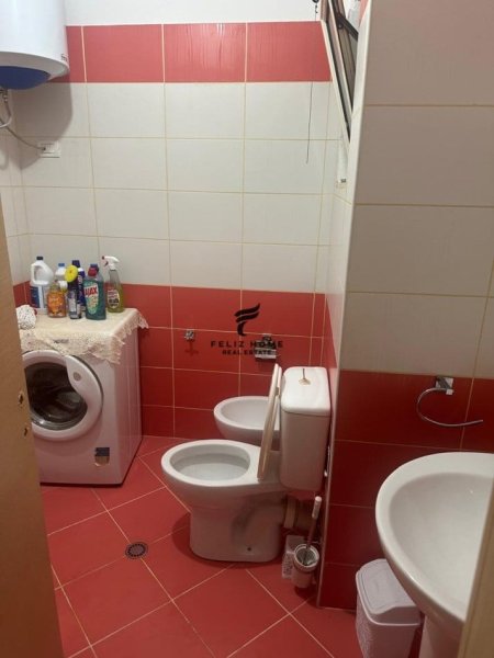 Tirane, jepet me qera apartament 1+1+Ballkon Kati 7, 65 m² 450 € (ASTIR)