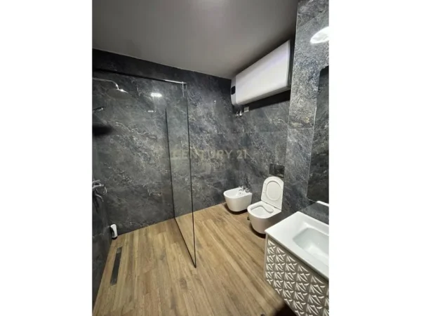 Tirane, jap me qera apartament 1+1+Ballkon , 60 m² 650 € (Liqeni i Tiranës)