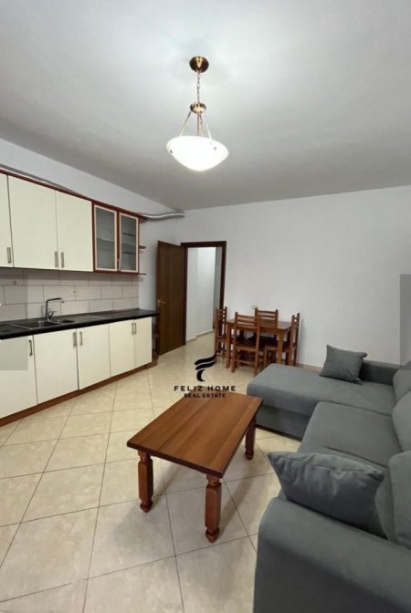 Tirane, jepet me qera apartament 1+1+Ballkon Kati 2, 60 m² 450 € (BRRYLI)