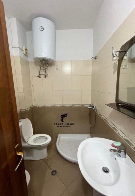 Tirane, jepet me qera apartament 1+1+Ballkon Kati 2, 60 m² 450 € (BRRYLI)