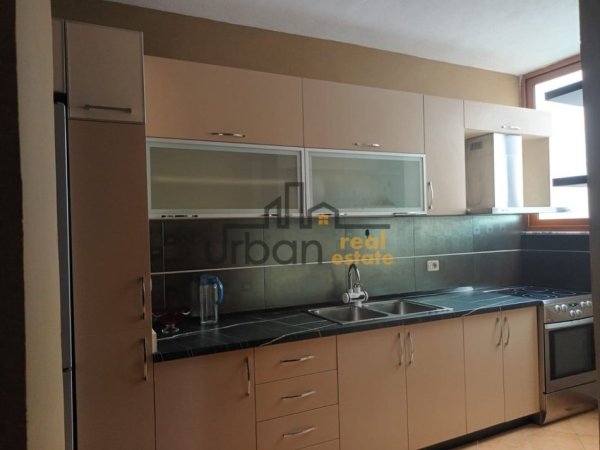 Tirane, jepet me qera apartament 2+1+Ballkon Kati 8, 90 m² 450 € (Yzberisht)