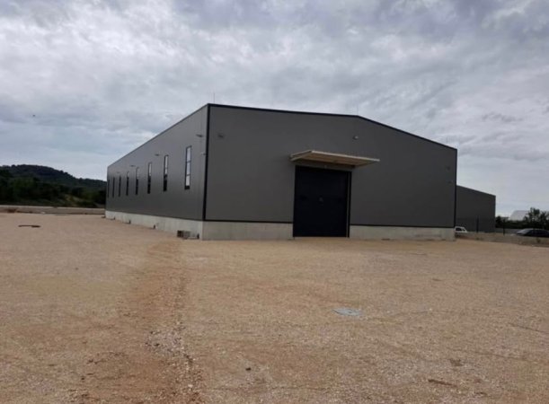 Tirane, jepet me qera magazine Kati 1, 1.200 m² 4.500 € 