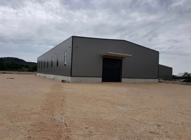 Tirane, jepet me qera magazine Kati 1, 1.200 m² 4.500 € 