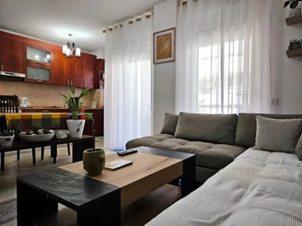 Tirane, jap me qera apartament 2+1+Ballkon , 109 m² 650 € (Liqeni i Thatë)