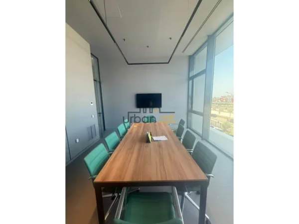 ZYRA ME QIRA | BUZË AUTOSTRADËS, PRANË QTU - 3300€ | 300m²