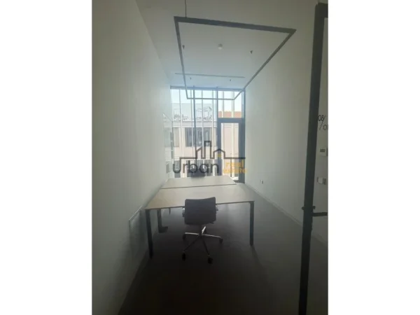 ZYRA ME QIRA | BUZË AUTOSTRADËS, PRANË QTU - 3300€ | 300m²